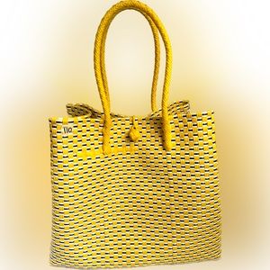 Nice big tote bag ! Good for travel .